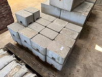 Betonnen voeten - hout betonschutting - afbeelding 1 van  2