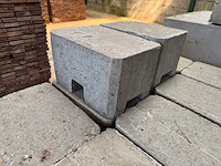 Betonnen voeten - hout betonschutting - afbeelding 2 van  2