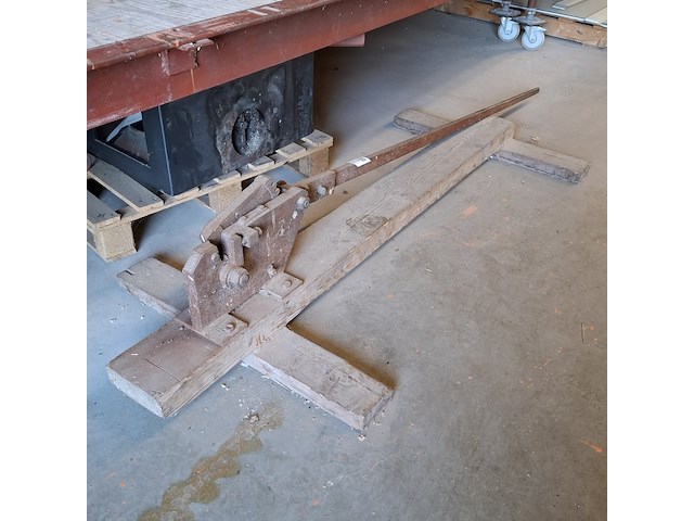Beton/staal knipper op blok - afbeelding 1 van  4