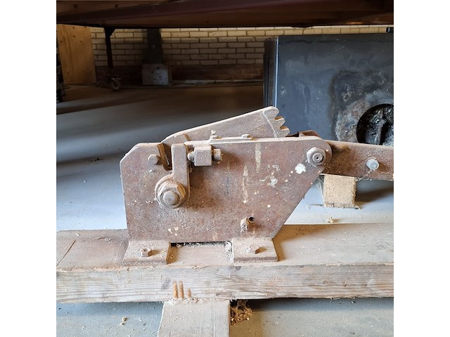 Beton/staal knipper op blok - afbeelding 2 van  4