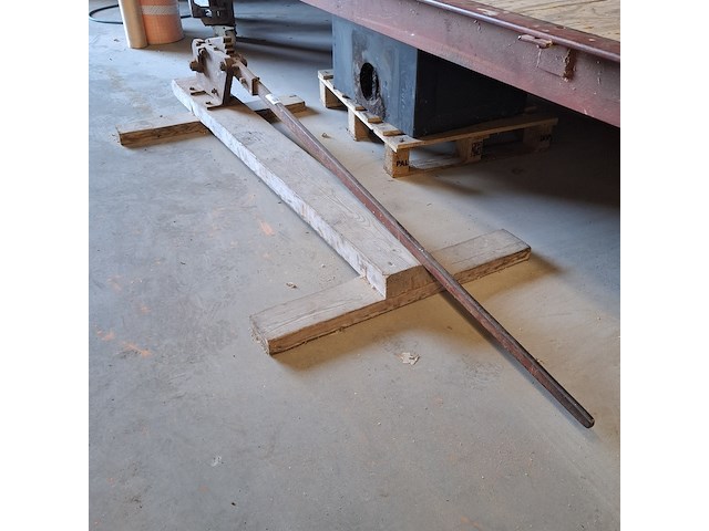 Beton/staal knipper op blok - afbeelding 3 van  4