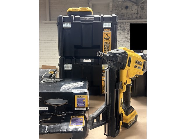 Betontacker, 2x koffer, 1x accu, 1x lader, spijkers dewalt - afbeelding 1 van  10