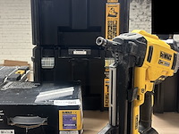 Betontacker, 2x koffer, 1x accu, 1x lader, spijkers dewalt - afbeelding 1 van  10