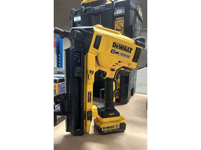 Betontacker, 2x koffer, 1x accu, 1x lader, spijkers dewalt - afbeelding 3 van  10