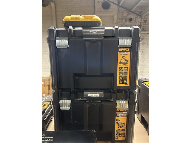 Betontacker, 2x koffer, 1x accu, 1x lader, spijkers dewalt - afbeelding 4 van  10