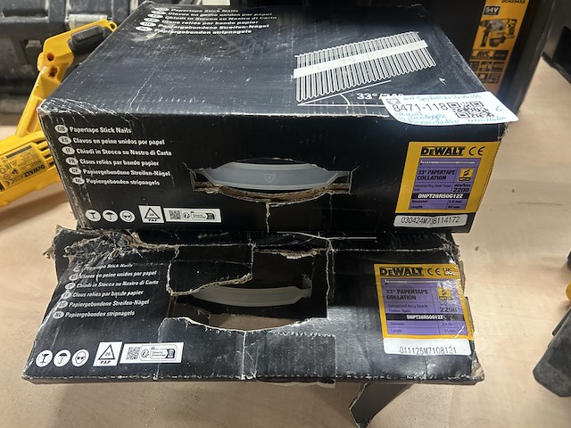 Betontacker, 2x koffer, 1x accu, 1x lader, spijkers dewalt - afbeelding 5 van  10