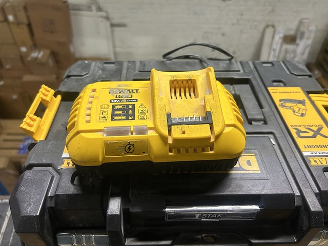 Betontacker, 2x koffer, 1x accu, 1x lader, spijkers dewalt - afbeelding 7 van  10