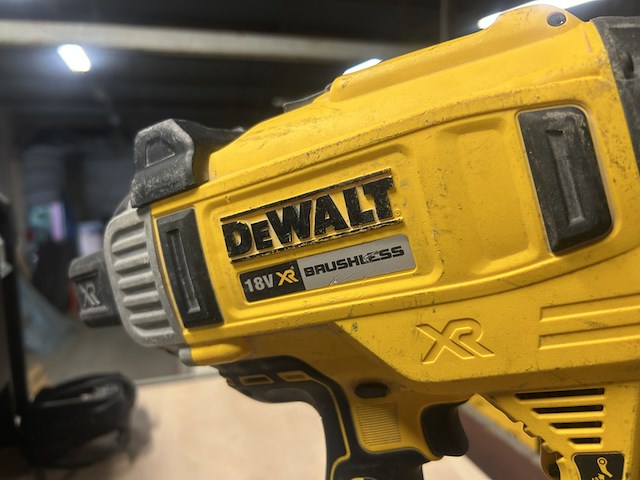 Betontacker, 2x koffer, 1x accu, 1x lader, spijkers dewalt - afbeelding 8 van  10