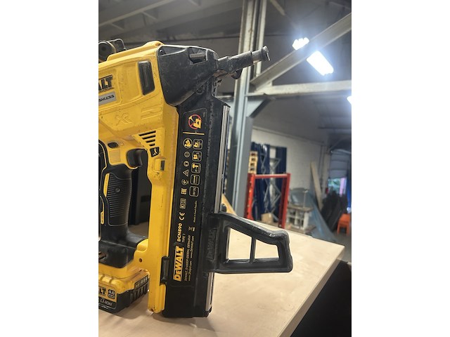 Betontacker, 2x koffer, 1x accu, 1x lader, spijkers dewalt - afbeelding 10 van  10