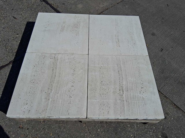 Betontegels voor de tuin (ca. 72m²) + opsluitbanden (ca. 30 stuks) - afbeelding 1 van  7