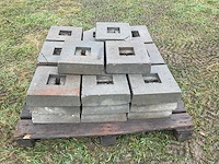 Betonvoet ten behoeve van verkeersschild (30x) - afbeelding 1 van  2