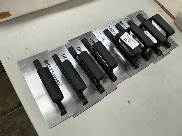 Betts tools tegellijmkam en troffel (8x) - afbeelding 1 van  4
