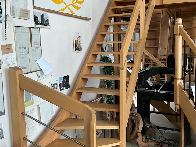 Beuk trap met 15 treden en leuning. nieuw beuken nieuwe trap. - afbeelding 1 van  5