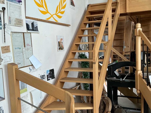 Beuk trap met 15 treden en leuning. nieuw beuken nieuwe trap. - afbeelding 2 van  5