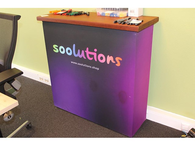 Beurstafel met afmeting 107 x 40 x 105 cm. - afbeelding 1 van  2