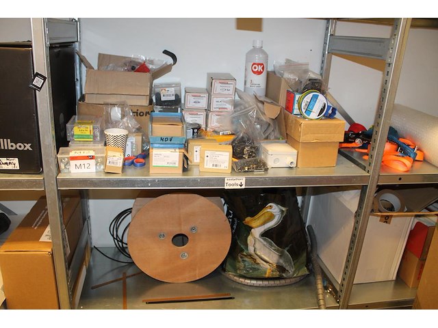 Bevestigings- en installatiematerialen op 2 schappen. - afbeelding 1 van  3