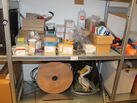 Bevestigings- en installatiematerialen op 2 schappen. - afbeelding 1 van  3