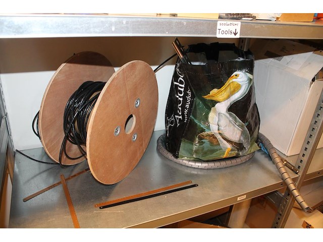 Bevestigings- en installatiematerialen op 2 schappen. - afbeelding 2 van  3