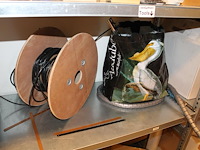 Bevestigings- en installatiematerialen op 2 schappen. - afbeelding 2 van  3