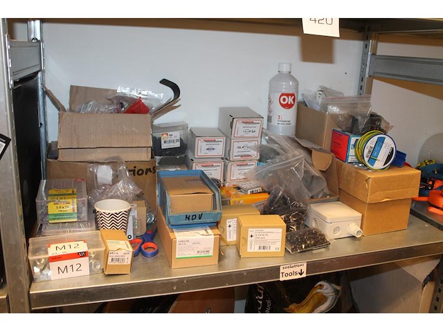 Bevestigings- en installatiematerialen op 2 schappen. - afbeelding 3 van  3