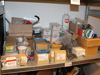 Bevestigings- en installatiematerialen op 2 schappen. - afbeelding 3 van  3