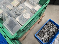 Bevestigings materiaal in magazijn kratten uni, partij - afbeelding 11 van  50