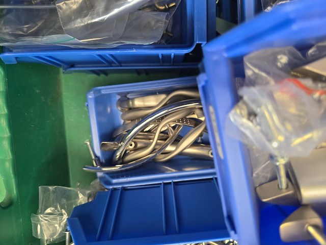 Bevestigings materiaal in magazijn kratten uni, partij - afbeelding 19 van  50