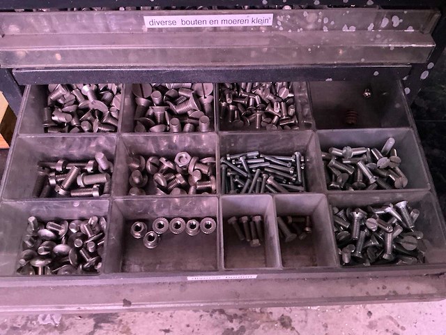 Bevestigingsmateriaal in ladekastje - afbeelding 8 van  8