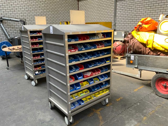 Bevestigingsmateriaal met rvs transportwagen (cleanroom car) - afbeelding 2 van  6