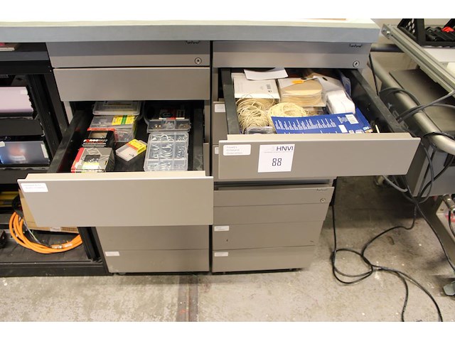 Bevestigingsmaterialen, elektronica producten, handschoenen, kabels, touw en klittenband in vier ladekasten. - afbeelding 1 van  5