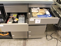 Bevestigingsmaterialen, elektronica producten, handschoenen, kabels, touw en klittenband in vier ladekasten. - afbeelding 1 van  5