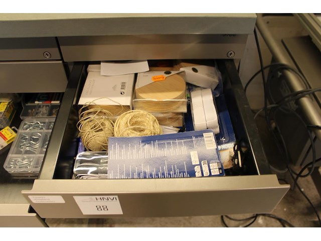 Bevestigingsmaterialen, elektronica producten, handschoenen, kabels, touw en klittenband in vier ladekasten. - afbeelding 2 van  5