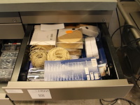 Bevestigingsmaterialen, elektronica producten, handschoenen, kabels, touw en klittenband in vier ladekasten. - afbeelding 2 van  5