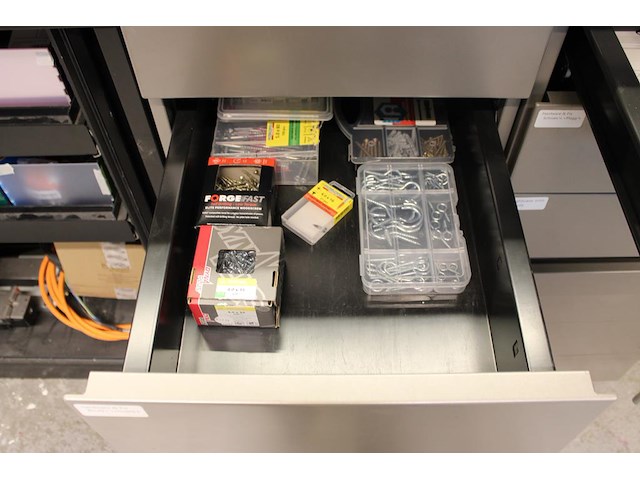 Bevestigingsmaterialen, elektronica producten, handschoenen, kabels, touw en klittenband in vier ladekasten. - afbeelding 3 van  5