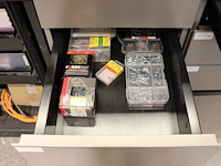 Bevestigingsmaterialen, elektronica producten, handschoenen, kabels, touw en klittenband in vier ladekasten. - afbeelding 3 van  5