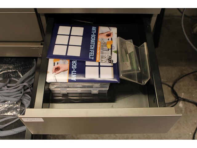 Bevestigingsmaterialen, elektronica producten, handschoenen, kabels, touw en klittenband in vier ladekasten. - afbeelding 4 van  5