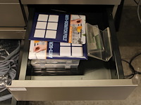 Bevestigingsmaterialen, elektronica producten, handschoenen, kabels, touw en klittenband in vier ladekasten. - afbeelding 4 van  5