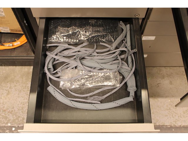 Bevestigingsmaterialen, elektronica producten, handschoenen, kabels, touw en klittenband in vier ladekasten. - afbeelding 5 van  5