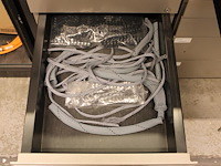 Bevestigingsmaterialen, elektronica producten, handschoenen, kabels, touw en klittenband in vier ladekasten. - afbeelding 5 van  5