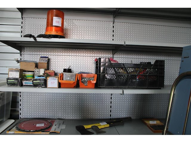 Bevestigingsmaterialen en bouw gerelateerde producten in en naast krat - afbeelding 1 van  3