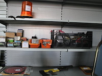 Bevestigingsmaterialen en bouw gerelateerde producten in en naast krat - afbeelding 1 van  3