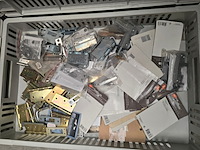 Bevestigingsmaterialen in 16 magazijnbakken. mix, partij - afbeelding 1 van  17