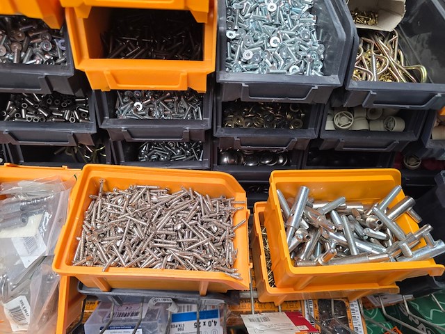 Bevestigingsmaterialen in 50 magazijnbakken. universeel, partij - afbeelding 7 van  11