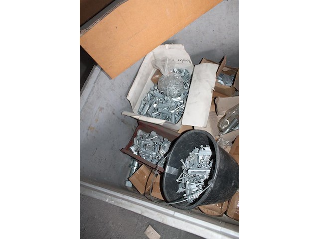 Bevestigingsmaterialen in kunststof bak. - afbeelding 3 van  4