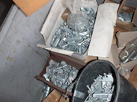 Bevestigingsmaterialen in kunststof bak. - afbeelding 3 van  4