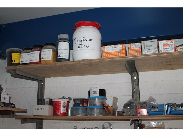Bevestigingsmaterialen op 2 schappen w.o. schroeven, bouten, moeren, zadels, pluggen, etc. - afbeelding 1 van  2