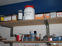 Bevestigingsmaterialen op 2 schappen w.o. schroeven, bouten, moeren, zadels, pluggen, etc. - afbeelding 1 van  2