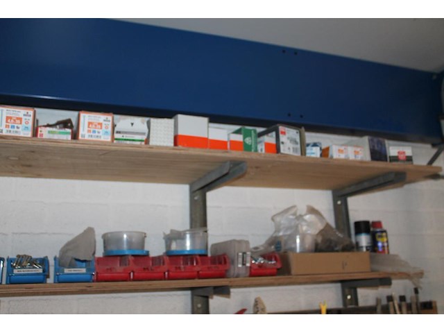 Bevestigingsmaterialen op 2 schappen w.o. schroeven, bouten, moeren, zadels, pluggen, etc. - afbeelding 2 van  2