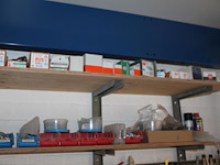 Bevestigingsmaterialen op 2 schappen w.o. schroeven, bouten, moeren, zadels, pluggen, etc. - afbeelding 2 van  2