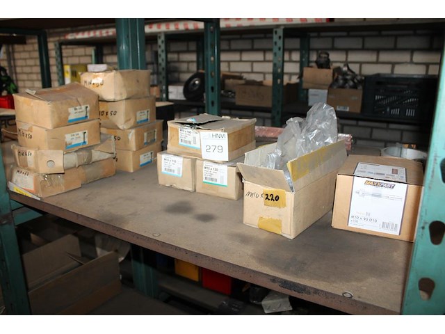 Bevestigingsmaterialen op 3 schappen w.o. bouten, moeren, ankers en rvs kogels. - afbeelding 1 van  7